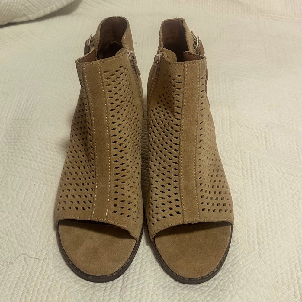 Vionic Women's Aloft Chryssa Light Sand Perfed Suede Pumps sandals 6.5 M - Picture 2 of 7